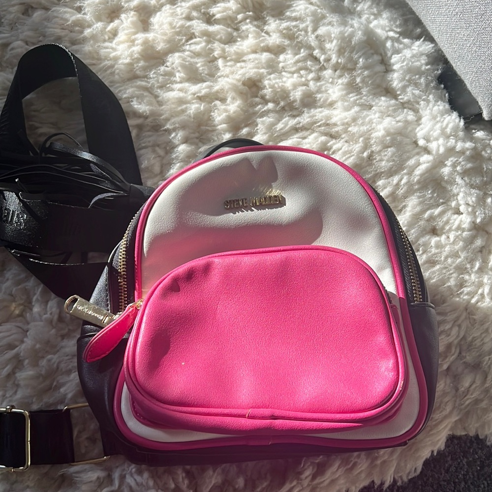 i no longer use this bag, super cute, just would like it to find a new home!